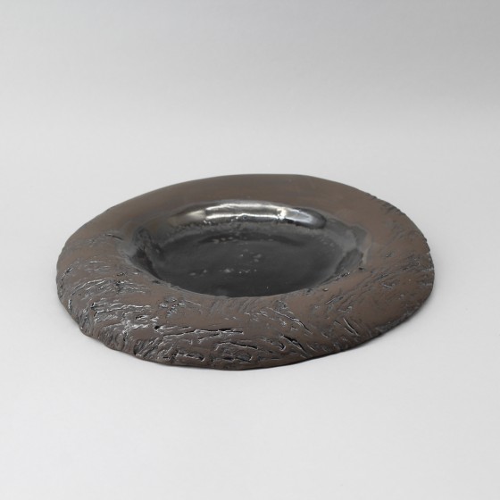 Assiette creuse noire "écorce"