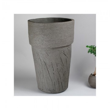 Poterie de jardin en grès noir