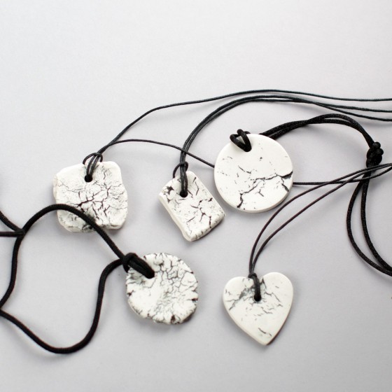 Pendentif de porcelaine sur... Pendentif de porcelaine sur...